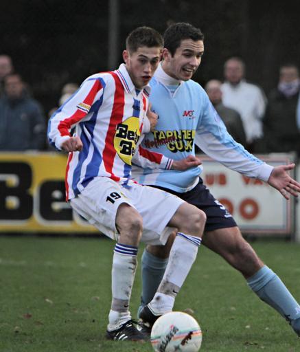 Matthias van Zanten (rechts) in duel met Marc Koot