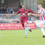 Jamie Kankam (l) houdt Kevin van Veen van zich af