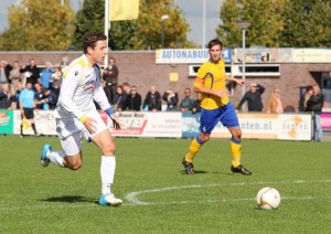 Gerke van den Akker (r) in duel met Dongen