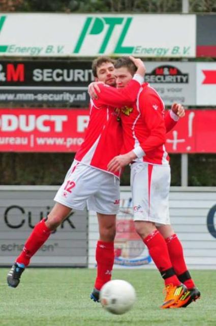 Dennis Schouten (L) knuffelt Wesley Meeuwsen